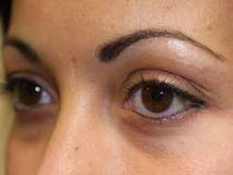 lijntje boven oog tatoeëren